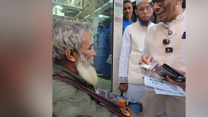 নির্বাচনী প্রচারণার সময় হকারকে টাকা দিলেন শাহরিয়ার কবির, আচরণবিধি লঙ্ঘনের অভিযোগ