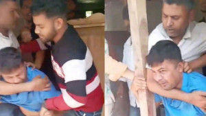 শিক্ষককে পেটালেন স্বেচ্ছাসেবক দলের নেতা, ভিডিও ভাইরাল
