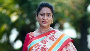 ছেলেকে রাস্তায় ফেলে মারধর, অভিযোগ নিয়ে থানায় মনিরা মিঠু