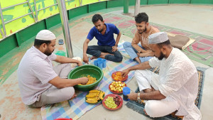 সন্ধ্যায় লঞ্চই হয়ে উঠে শ্রমজীবীদের বাড়ি, মিলেমিশে করেন ইফতার