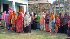 ঘর সামলে ভোটকেন্দ্রে, চিলমারীতে সরব উপস্থিতি নারীদের