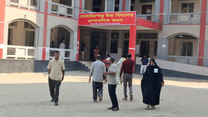 ধানের শীষের স্টিকার লাগিয়ে বুথে প্রবেশের চেষ্টা, আইনশৃঙ্খলা বাহিনীর বাধা