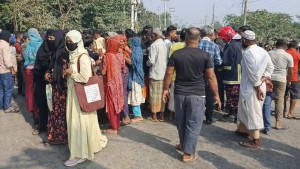 সিরাজগঞ্জে বাসচাপায় নারী নিহত, প্রতিবাদে সড়ক অবরোধ