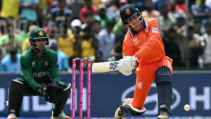 উদ্বোধনী ম্যাচে ডাচদের দেড়শ’র আগেই থামাল পাকিস্তান