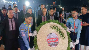 একুশের প্রথম প্রহরে পটুয়াখালীর কেন্দ্রীয় শহীদ মিনারে সর্বস্তরের মানুষের শ্রদ্ধা