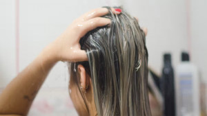 শুষ্ক চুলের সমস্যা দূর করতে ঘরোয়া প্যাক