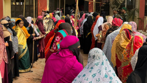 উৎসবের ভোটে কেন্দ্রে কেন্দ্রে দীর্ঘ লাইন
