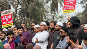 নরসিংদীতে ‘দলবদ্ধ ধর্ষণের’ প্রতিবাদে ডাকসুর বিক্ষোভ