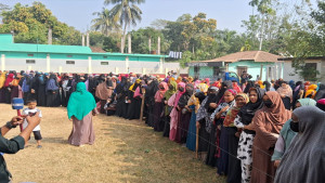রাউজানে ভোটকেন্দ্রে নারী ভোটারের উপচে পড়া ভিড় ও উৎসবের আমেজ