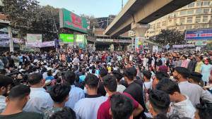 পুলিশের সঙ্গে সংঘর্ষের পর ইনকিলাব মঞ্চের শাহবাগ অবরোধ  
