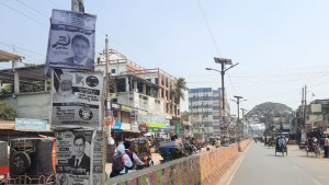 সড়কবাতির পিলারে পোস্টার বাঁশে এখনও ঝুলছে ব্যানার