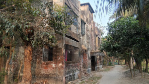 কয়রায় পরিত্যক্ত ভবনে ঝুঁকি নিয়ে কর্মকর্তাদের পরিবারের বসবাস