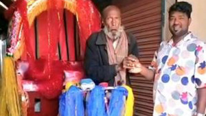 বৃদ্ধ রিকশাচালকের মুখে হাসি ফোটালেন চা দোকানি