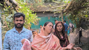 মাকে রাস্তায় ফেলে কোলের সন্তান নিয়ে গেল প্রতারকরা