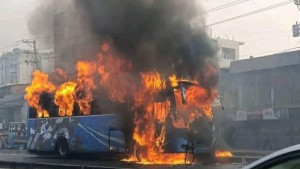 উল্টোপথে আসা বাসের নিচে পড়ল মোটরসাইকেল