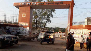 হাসপাতালে ভর্তি সেই নারীর খোঁজ নিলেন ড. ইউনূস