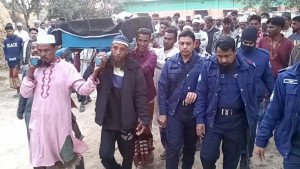 হাতকড়া হাতে মায়ের জানাজায় যুবলীগ কর্মী মিন্নত