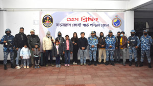 সুন্দরবনে দুর্ঘটনায় পতিত জাহাজ থেকে পর্যটকদের উদ্ধার