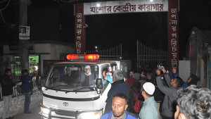 স্ত্রী ও সন্তানের জন্য স্মৃতিচিহ্ন জেলখানার দুমুঠো মাটি