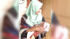 চিরকুট লিখে শিশুকে হাসপাতালে রেখে গেলেন মা