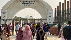 ছুটির দিনে প্রাণ ফিরেছে বাণিজ্য মেলায়