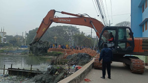 রাজশাহীতে অবৈধভাবে ভরাট করা পুকুর উদ্ধার