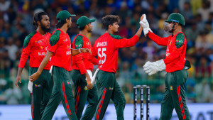 নাজমুল পদত্যাগ না করলে খেলা বর্জনের হুমকি ক্রিকেটারদের