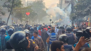 কারওয়ানবাজারে পুলিশের সঙ্গে মোবাইল ব্যবসায়ীদের পাল্টাপাল্টি ধাওয়া-সংঘর্ষ