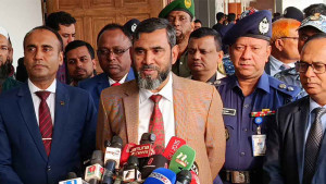 সরকারি কর্মচারীরা ‘হ্যাঁ’ বা ‘না’ ভোটের পক্ষে অবস্থান নিতে পারবেন না: ইসি সানাউল্লাহ