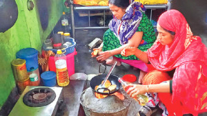 পাইপের গ্যাসে স্বল্প চাপ, দ্বিগুণ দামেও মিলছে না সিলিন্ডার
