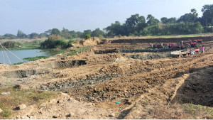 গোমতী নদীর পার থেকে অবাধে মাটি কেটে বিক্রি
