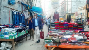 ফুটপাতে হাঁটতে গিয়ে বিড়ম্বনা