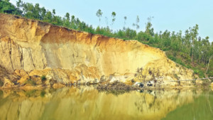 নির্বিচারে পাহাড় কেটে মাটি বিক্রি, নীরব প্রশাসন