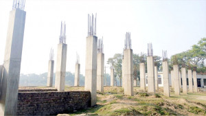 পিলারে আটকে আছে  চারতলা ভবন নির্মাণ