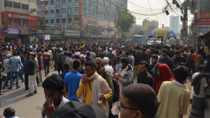 বাড্ডায় অটোরিকশা চালকদের সড়ক অবরোধ, যান চলাচল বন্ধ