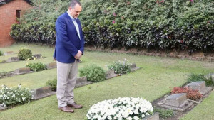 দ্বিতীয় বিশ্বযুদ্ধে নিহত সেনাদের সমাধিতে মার্কিন রাষ্ট্রদূতের শ্রদ্ধা