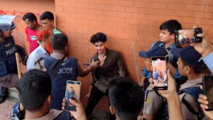 লাঠিপেটা করে শিক্ষার্থীদের সংসদ ভবনের সামনে থেকে সরাল পুলিশ