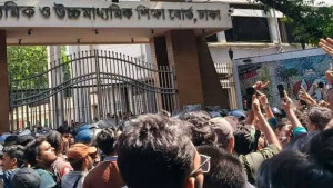 শিক্ষামন্ত্রীর পদত্যাগ দাবিতে এবার ঢাকা বোর্ডের সামনে শিক্ষার্থীদের বিক্ষোভ