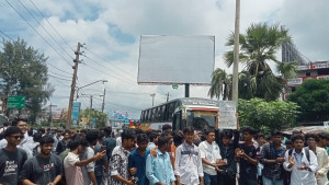 বরিশালে আড়াই ঘণ্টা ঢাকা-কুয়াকাটা সড়ক অবরোধ এইচএসসি পরীক্ষার্থীদের