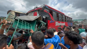 নিয়ন্ত্রণ হারিয়ে বাসের ধাক্কা, ৬ যানবাহনের সংঘর্ষে আহত ২৫