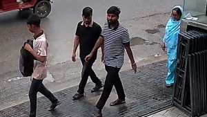 প্যান্ট-টিশার্ট পরা তিন ‘স্মার্ট’ তরুণ স্বর্ণালঙ্কার ও টাকা হাতিয়ে নেয়: পুলিশ