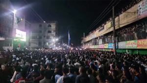 ঢাকাজুড়ে 'ফুটবল জ্বর', বড় পর্দার খোঁজে সমর্থকরা