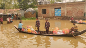 কক্সবাজারে পাঁচ শতাধিক বানভাসি মানুষকে ত্রাণ দিল বিজিবি