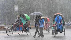 রাজধানীতে হালকা বৃষ্টিপাতেই অনেক ভোগান্তি