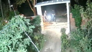 বালুঘাট নিয়ে দ্বন্দ্বে ব্যবসায়ীকে পিটুনি, চার বাড়িতে গুলি