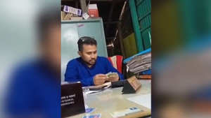 ঘুষ নেওয়ার সময় ভূমি কর্মকর্তা বললেন—কপাল ভালো ৪০তম বিসিএসে উনি ক্যাডার, আমি নন-ক্যাডার