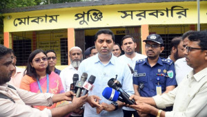 একটা মানুষ বাতাসে দাঁড়িয়ে গান শুনছে, সমালোচনা কেন: প্রতিমন্ত্রী