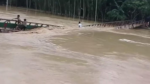 স্রোতের তোড়ে নদীতে ভেঙে পড়ল সেতু, সাঁতরে পাড়ে উঠলেন শিশুসহ ৩ জন