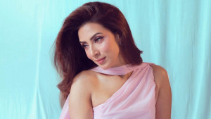 দশ ছবিতে গোলাপি রঙে রাঙা মিম