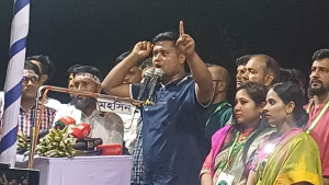 ভাঙা বাসের চালকের আসনে তারেক রহমানকে বসানো হয়েছে, দাবি হাসনাত আব্দুল্লাহর